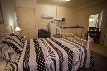 Millies Guesthouse & Serviced Apartments - Redcliffe Tourism 5