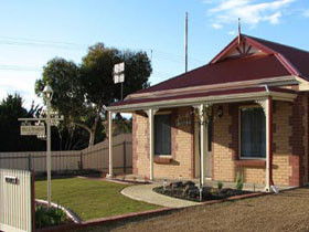 Brooking Cottage - Redcliffe Tourism 0