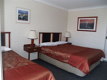 Pigeon House Motor Inn - Redcliffe Tourism 1