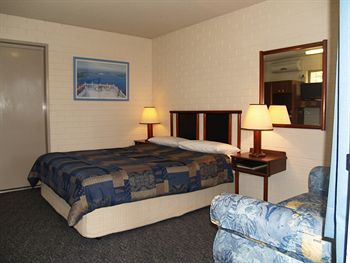 Pigeon House Motor Inn - Redcliffe Tourism 3