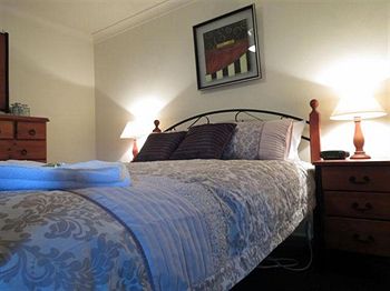 Barrington Wilderness Cedar Lodge Accommodation - Redcliffe Tourism 4
