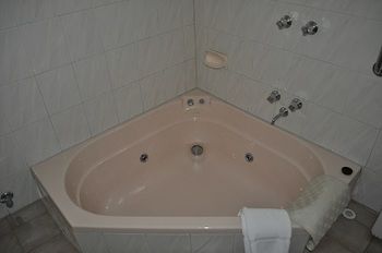 Nunawading Motor Inn - Redcliffe Tourism 36