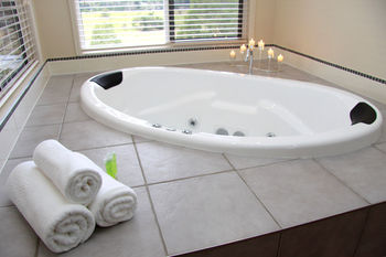 Yabbaloumba Retreat - Redcliffe Tourism 7