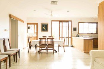 Hawthorn Holiday House - Redcliffe Tourism 11