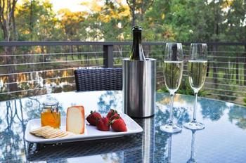 Deja Vu Estate - Redcliffe Tourism 3