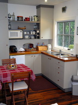 Stones Throw Cottage Bed & Breakfast - Redcliffe Tourism 3