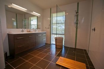 Moonee Beach Executive Retreat - Redcliffe Tourism 2