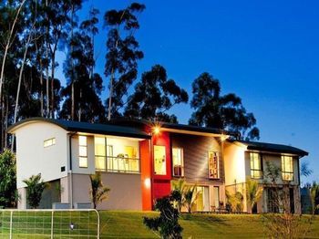 Moonee Beach Executive Retreat - Redcliffe Tourism 5