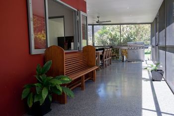 Moonee Beach Executive Retreat - Redcliffe Tourism 11