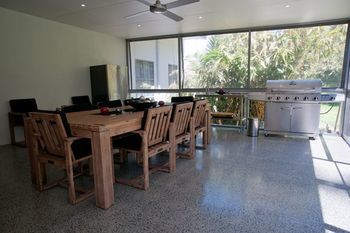 Moonee Beach Executive Retreat - Redcliffe Tourism 19