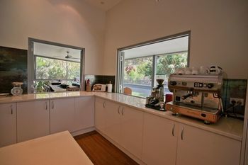Moonee Beach Executive Retreat - Redcliffe Tourism 20