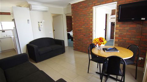 Jacaranda Motel & Holiday Units - Redcliffe Tourism 1