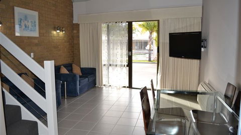 Lake Edge Resort - Redcliffe Tourism 1