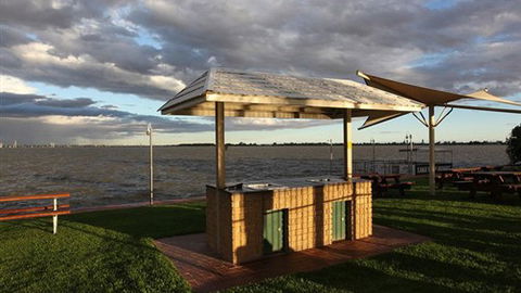 Lake Edge Resort - Redcliffe Tourism 4