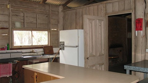 TreeTops Log Cabin - Redcliffe Tourism 1