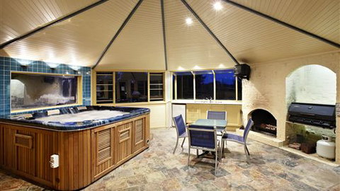 Lawson Lodge Country Estate - Redcliffe Tourism 3