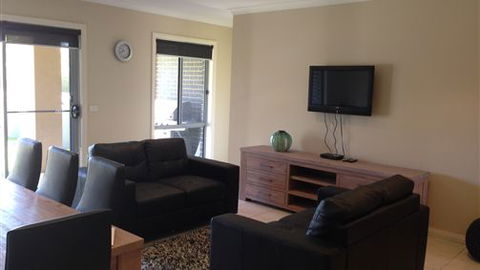 Villa Tarni 17 - Redcliffe Tourism 7