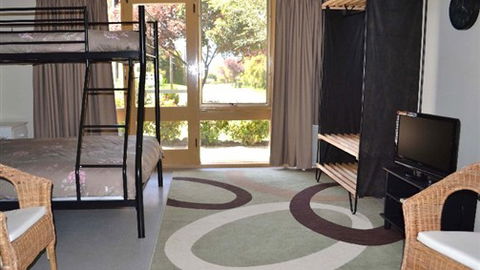 Creekside Holiday Home Rental - Redcliffe Tourism 4