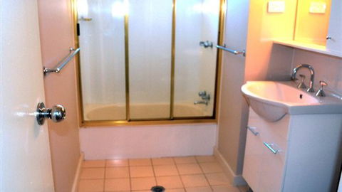 Creekside Holiday Home Rental - Redcliffe Tourism 3