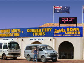 Radeka Downunder Underground Motel And Backpacker Inn - Redcliffe Tourism 0