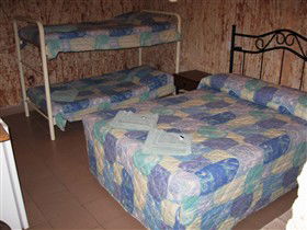 Radeka Downunder Underground Motel And Backpacker Inn - Redcliffe Tourism 2