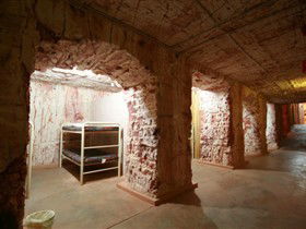 Radeka Downunder Underground Motel And Backpacker Inn - Redcliffe Tourism 3