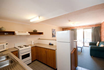 Allan Cunningham Motel And Old Wagon Restaurant - Redcliffe Tourism 1
