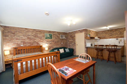 Allan Cunningham Motel And Old Wagon Restaurant - Redcliffe Tourism 4