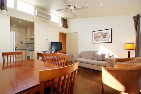 Alzburg Resort - Redcliffe Tourism 0