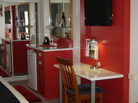 Avaleen Lodge Motor Inn - Redcliffe Tourism 0
