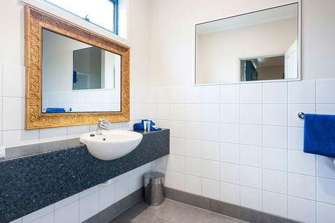 Motel On A Beckett - Redcliffe Tourism 1