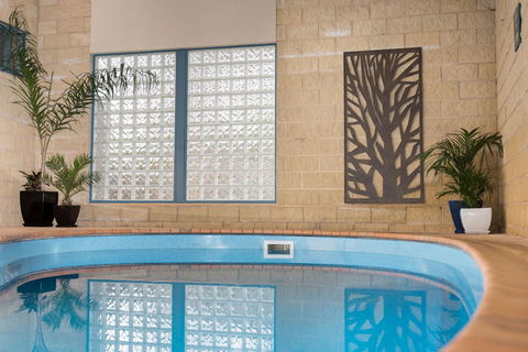 Motel On A Beckett - Redcliffe Tourism 4