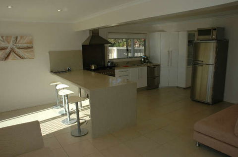 Joylaine Beach House - Redcliffe Tourism 0