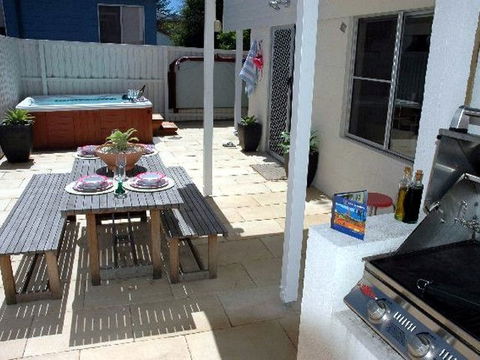 Joylaine Beach House - Redcliffe Tourism 3