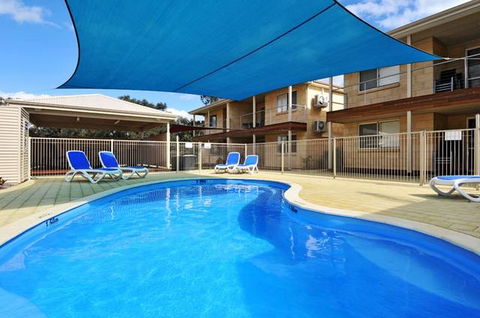 Lakeside Holiday Apartments - Redcliffe Tourism 0