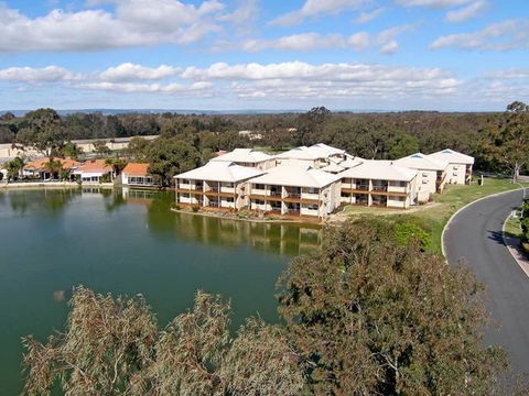 Lakeside Holiday Apartments - Redcliffe Tourism 1