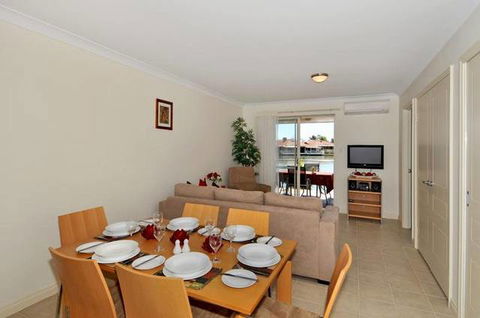 Lakeside Holiday Apartments - Redcliffe Tourism 2