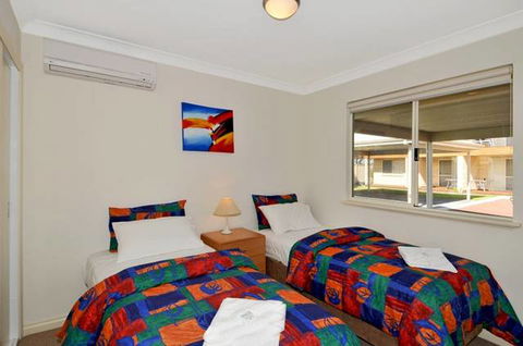 Lakeside Holiday Apartments - Redcliffe Tourism 3