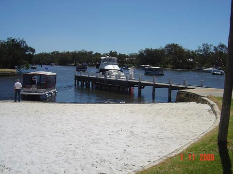 Lakeside Holiday Apartments - Redcliffe Tourism 4