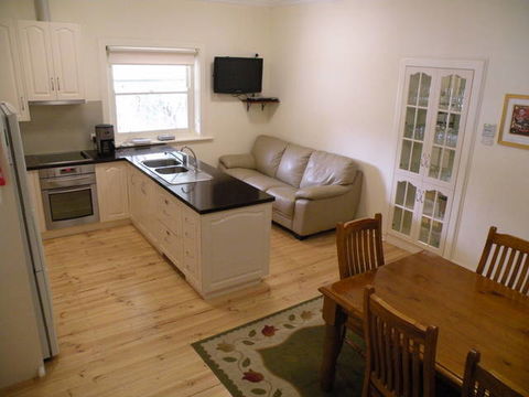 MacDonnell House (Naracoorte Cottages) - Redcliffe Tourism 2