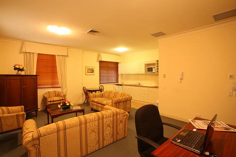 ULTIQA Rothbury Hotel - Redcliffe Tourism 2