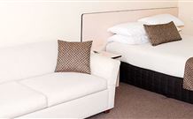 Highway Inn Motel - Hay - Redcliffe Tourism 1