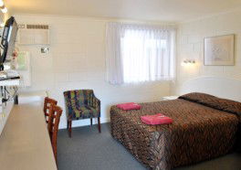 A & A Lodge Motel - Redcliffe Tourism 1