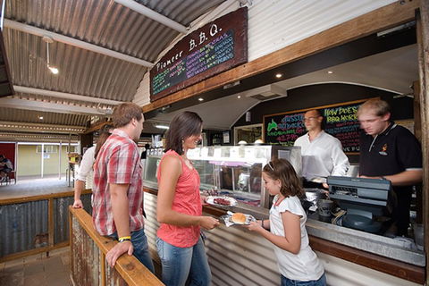 Ayers Rock - Outback Pioneer Lodge - Redcliffe Tourism 5