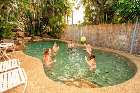 Mission Beach Retreat YHA - Redcliffe Tourism 5