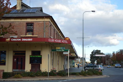 Club House Hotel - Redcliffe Tourism 1