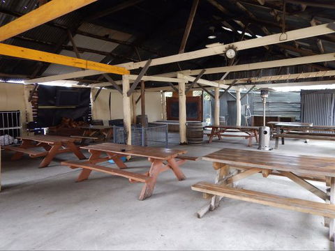 Club House Hotel - Redcliffe Tourism 3