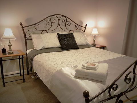 Huntington Cottage - Redcliffe Tourism 6