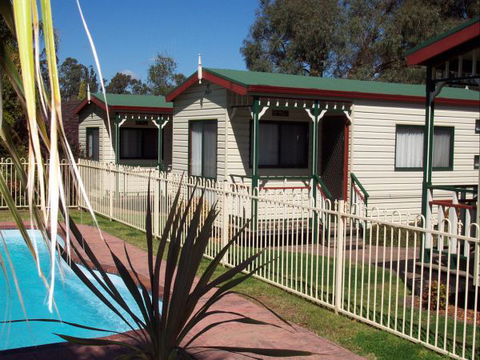 Parkes Country Cabins - Redcliffe Tourism 2