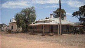 Kingoonya Hotel - Redcliffe Tourism 0